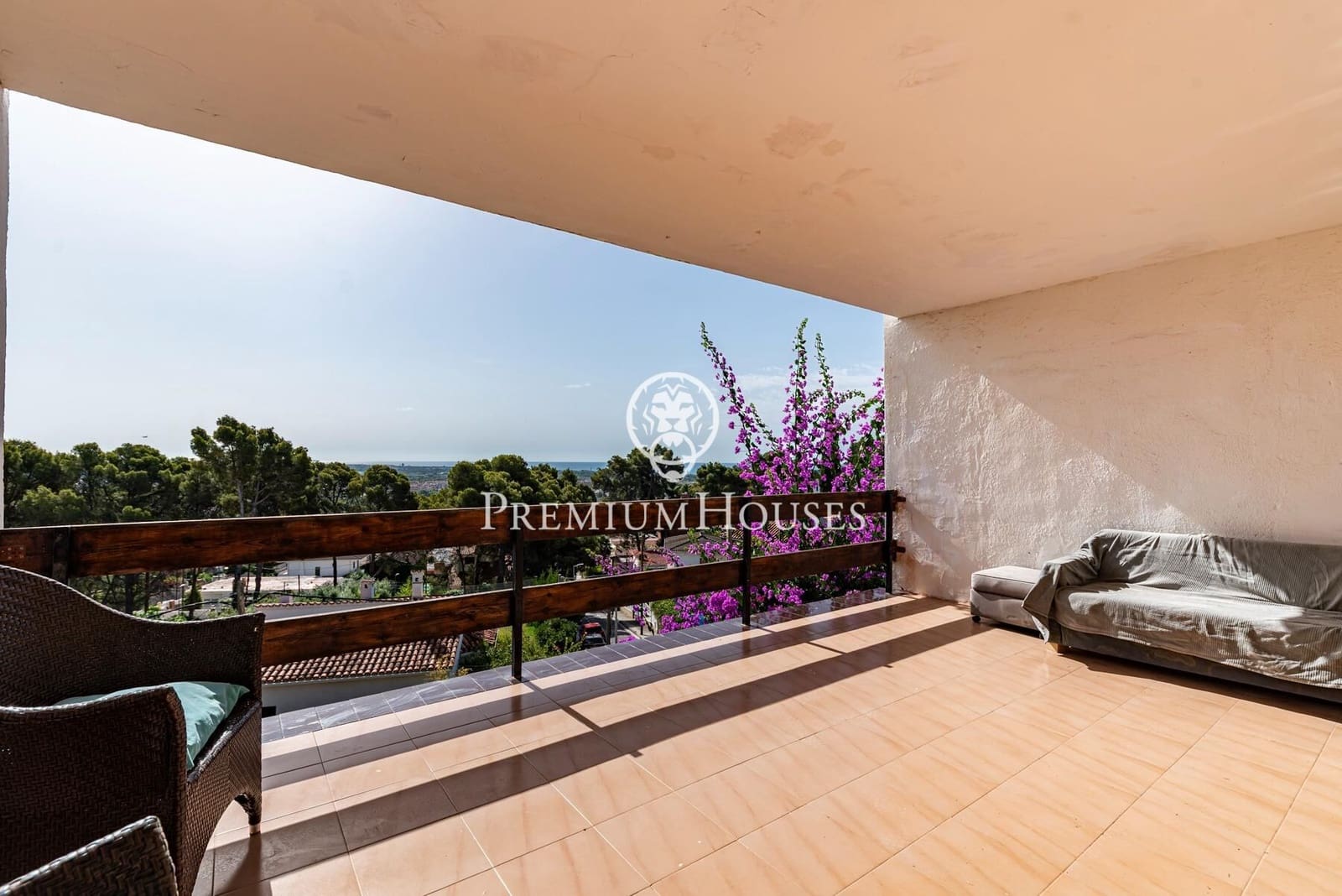 5 bedroom Villa for sale in Castelldefels with pool garage - € 1,330,000 (Ref: 9922538)