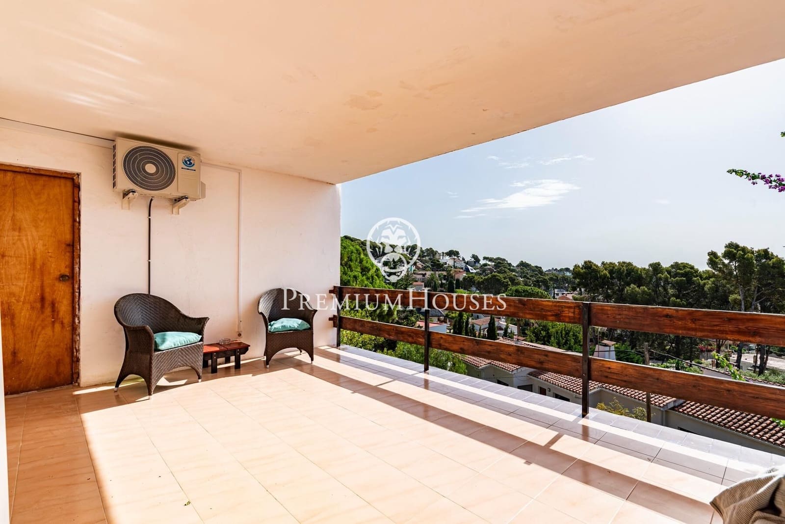5 bedroom Villa for sale in Castelldefels with pool garage - € 1,330,000 (Ref: 9922538)