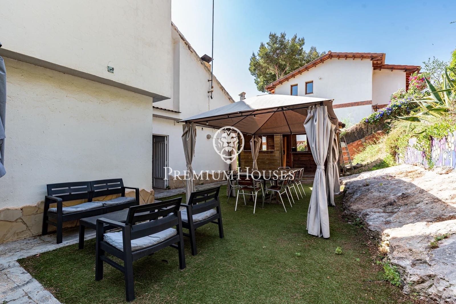 5 bedroom Villa for sale in Castelldefels with pool garage - € 1,330,000 (Ref: 9922538)