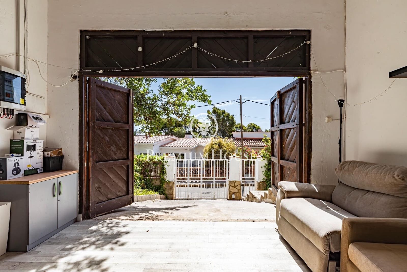 5 bedroom Villa for sale in Castelldefels with pool garage - € 1,330,000 (Ref: 9922538)