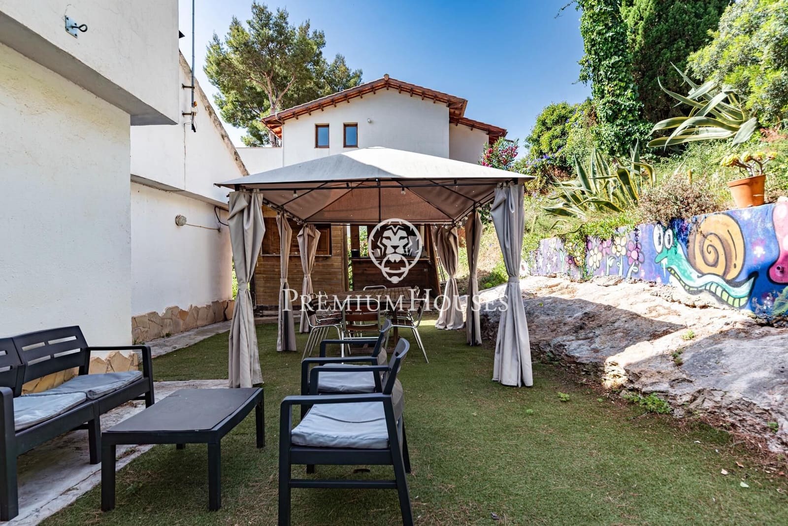 5 bedroom Villa for sale in Castelldefels with pool garage - € 1,330,000 (Ref: 9922538)