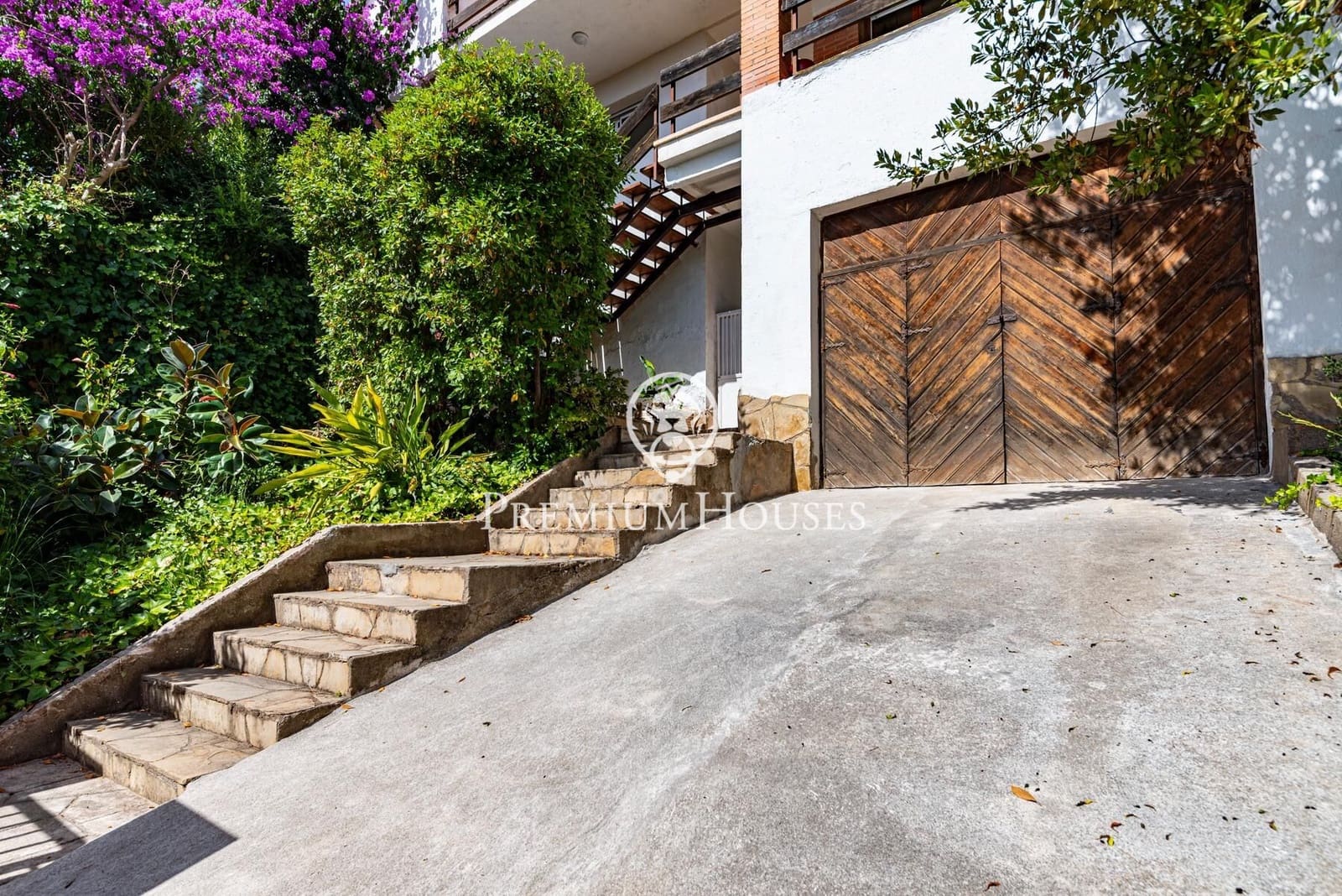 5 bedroom Villa for sale in Castelldefels with pool garage - € 1,330,000 (Ref: 9922538)