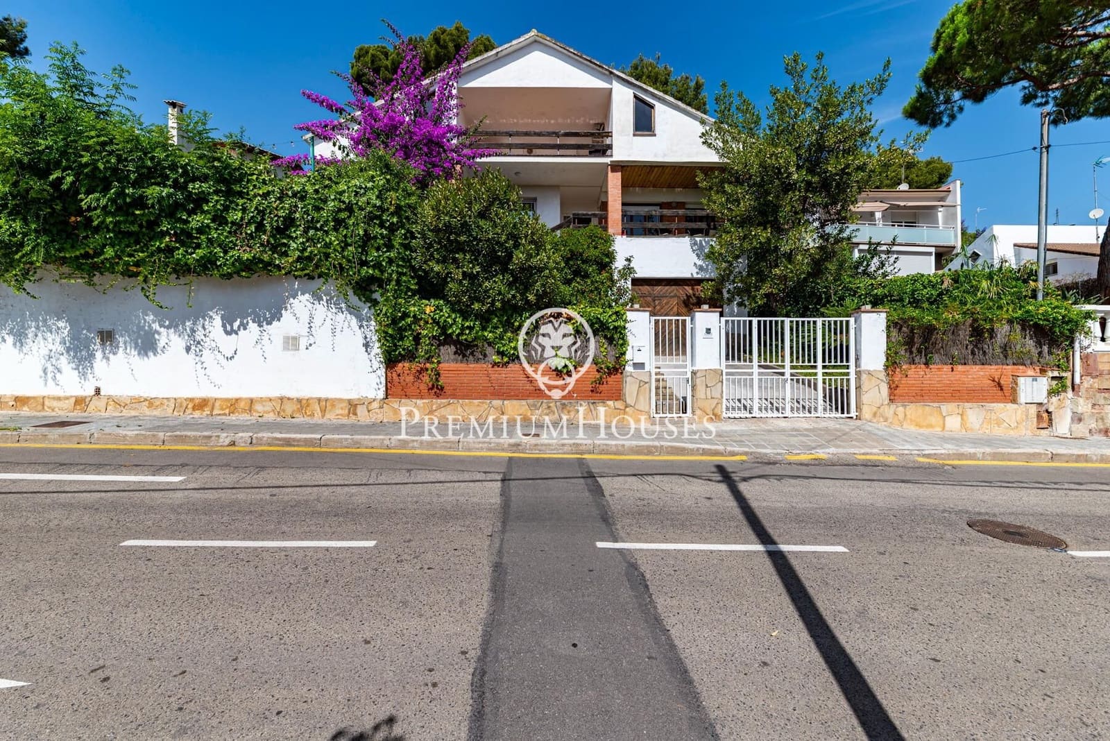 5 bedroom Villa for sale in Castelldefels with pool garage - € 1,330,000 (Ref: 9922538)