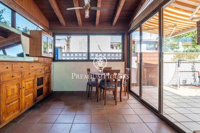 5 soverom Villa til salgs i Sant Pere de Ribes med svømmebasseng garasje - € 560 000 (Ref: 9950011)