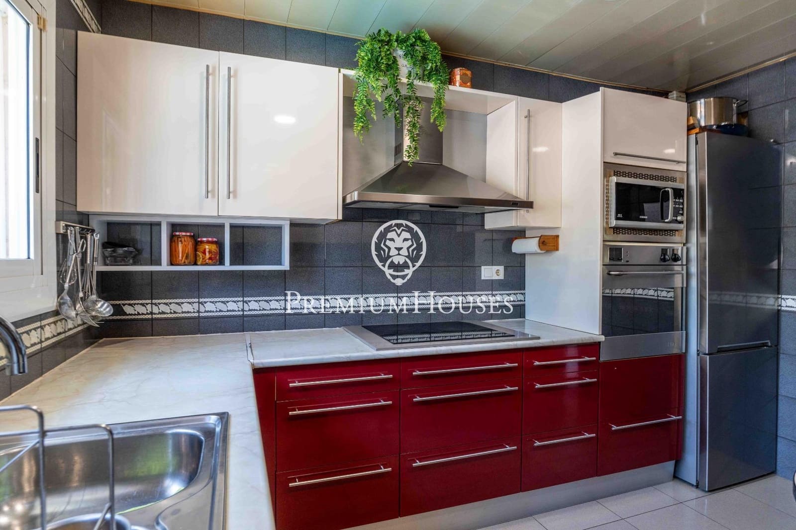 5 soverom Villa til salgs i Sant Pere de Ribes med svømmebasseng garasje - € 560 000 (Ref: 9950011)