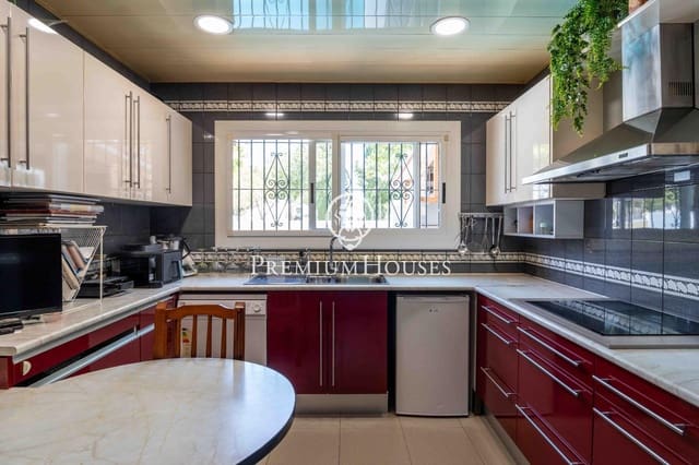 5 soverom Villa til salgs i Sant Pere de Ribes med svømmebasseng garasje - € 560 000 (Ref: 9950011)