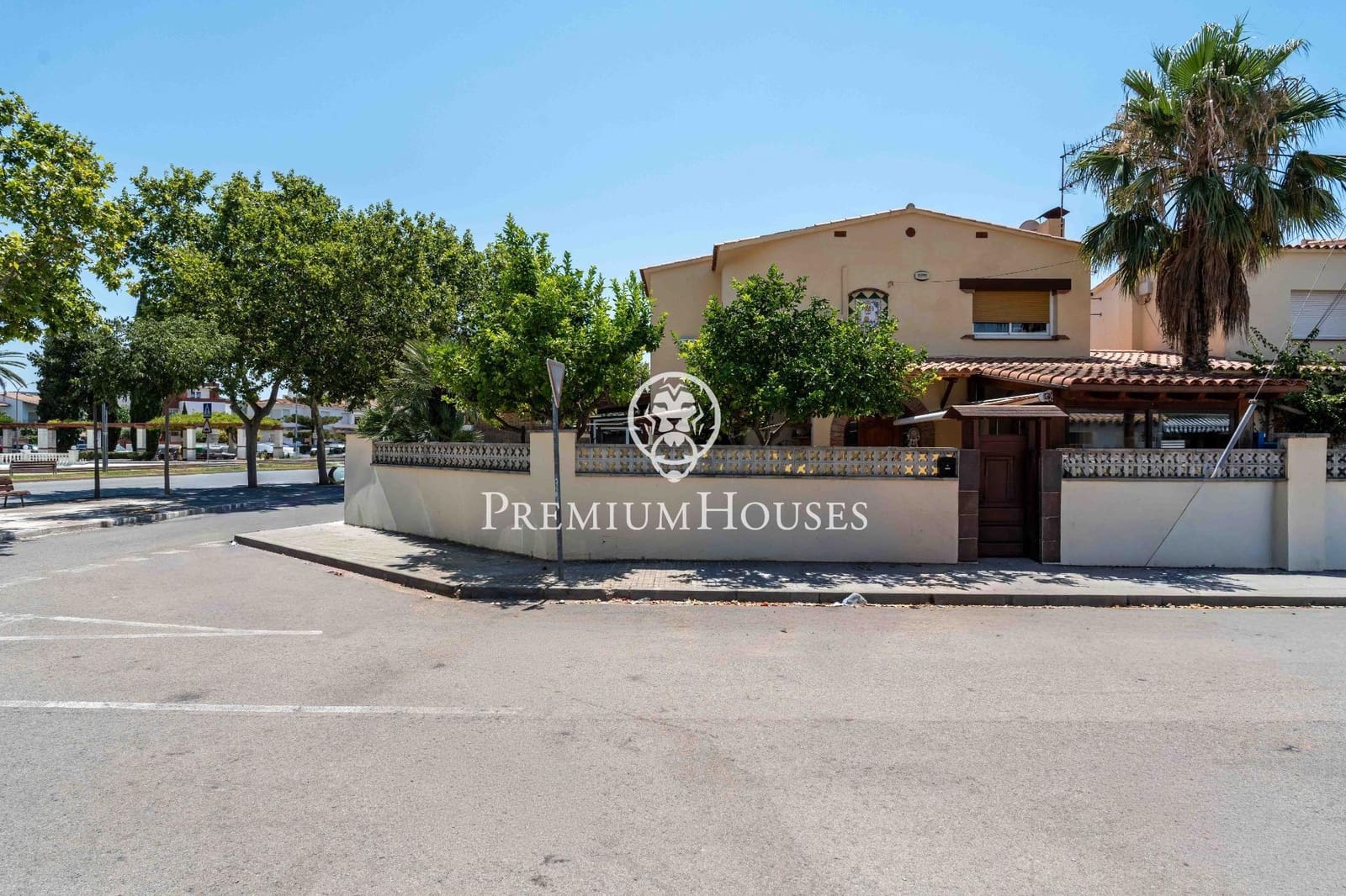 5 soverom Villa til salgs i Sant Pere de Ribes med svømmebasseng garasje - € 560 000 (Ref: 9950011)