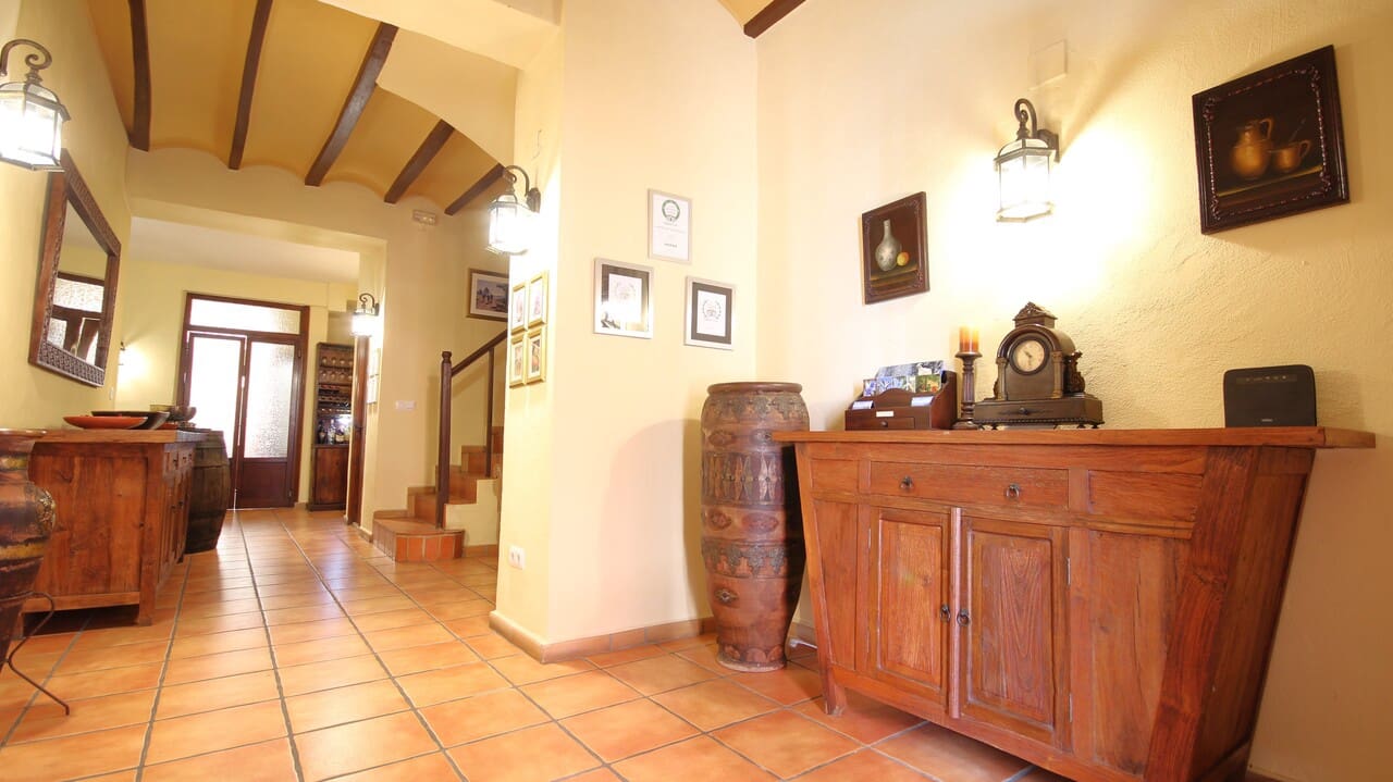 7 bedroom Commercial for sale in Parcent - € 399,000 (Ref: 8364316)