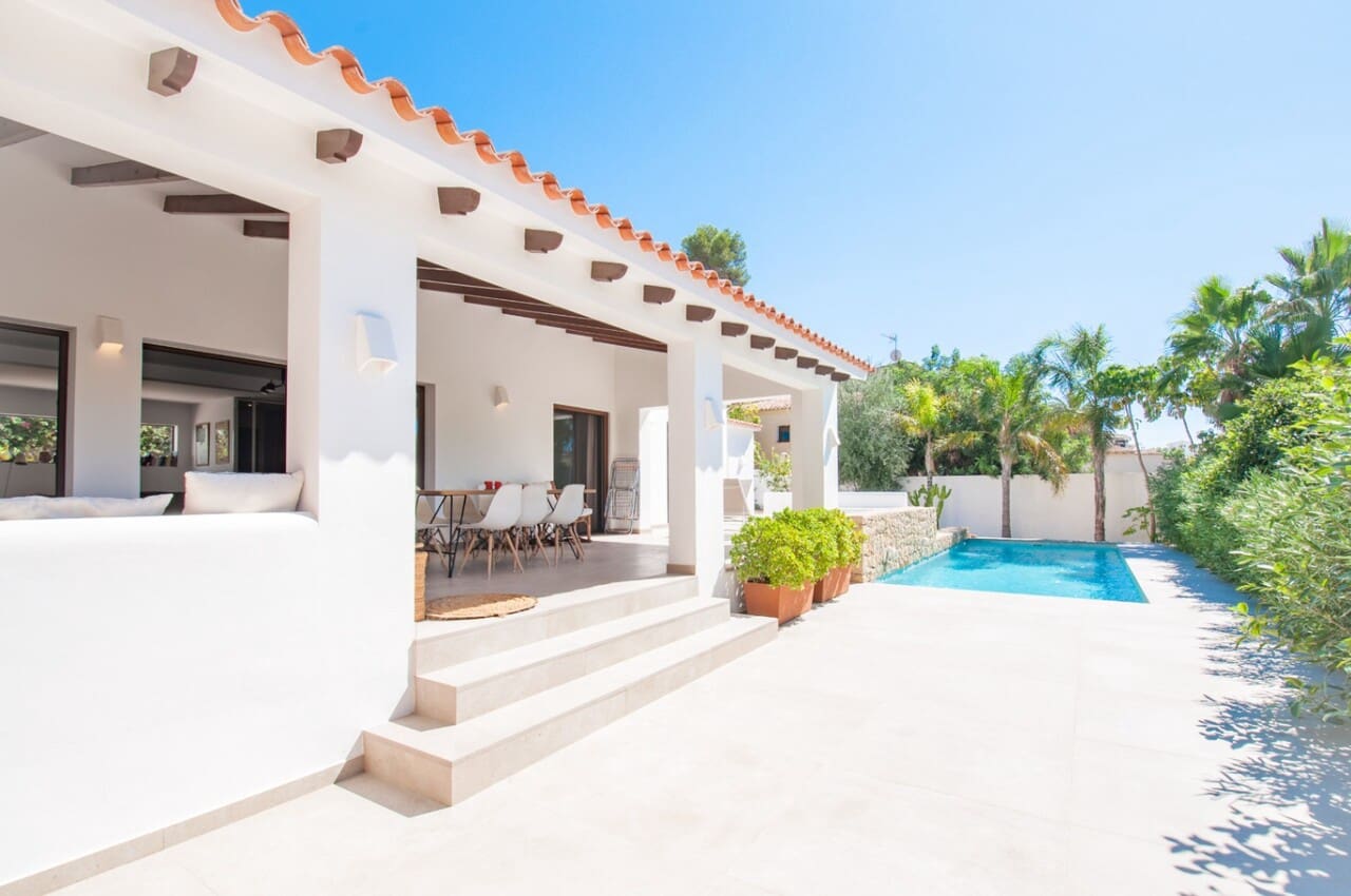 4 bedroom Villa for sale in Moraira with pool - € 1,975,000 (Ref: 8669096)