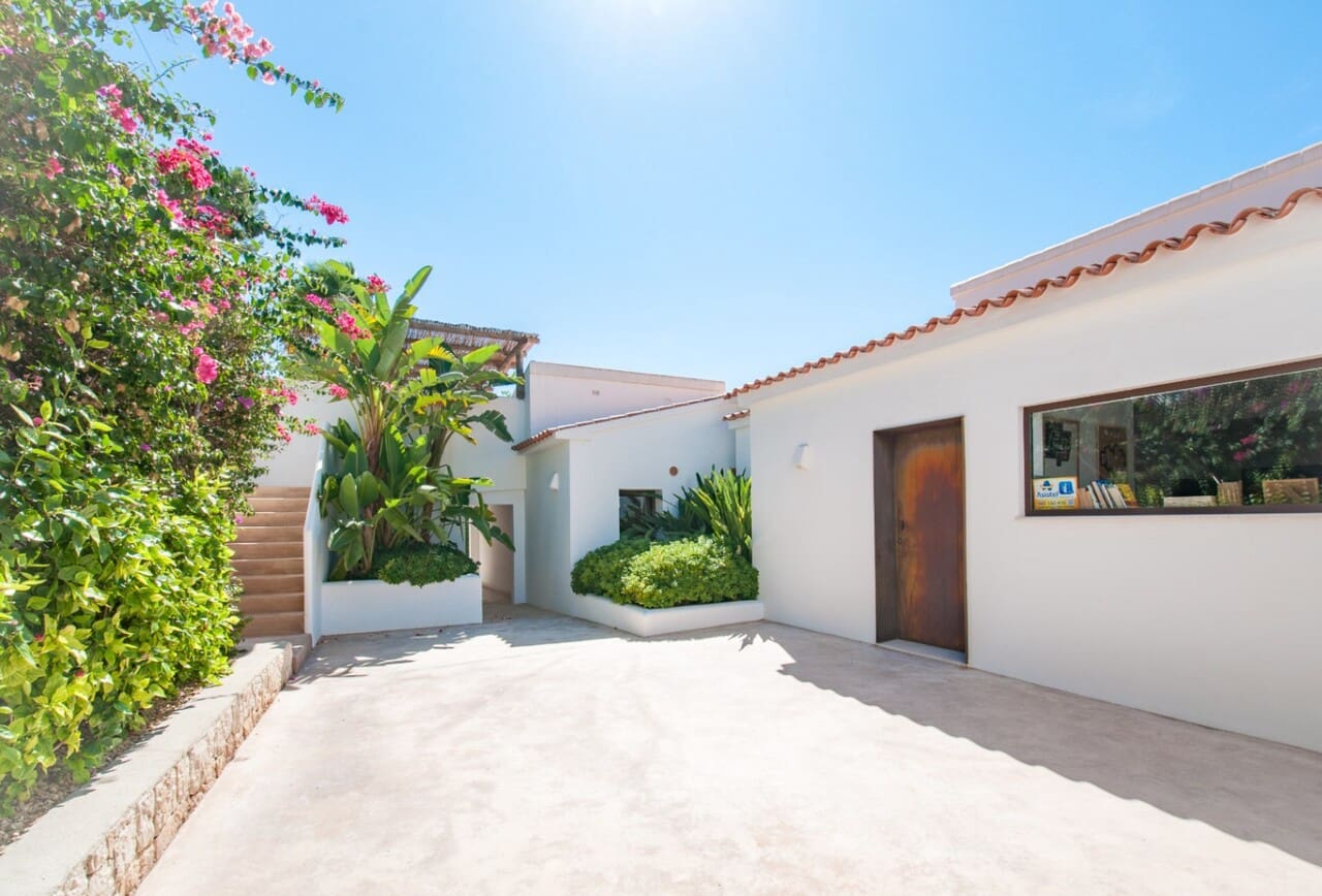 4 bedroom Villa for sale in Moraira with pool - € 1,975,000 (Ref: 8669096)