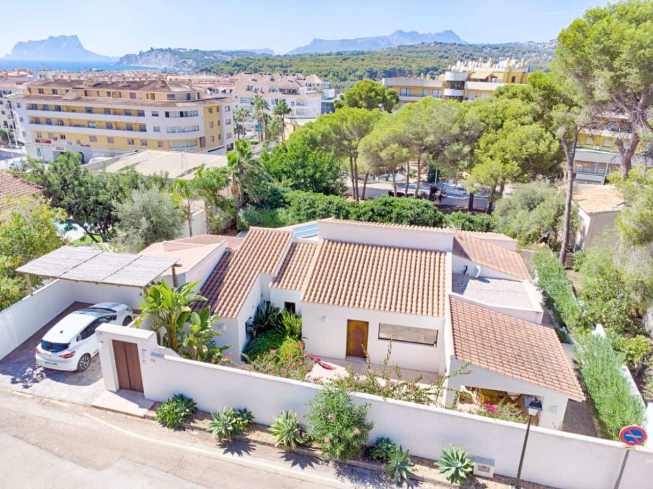4 bedroom Villa for sale in Moraira with pool - € 1,975,000 (Ref: 8669096)