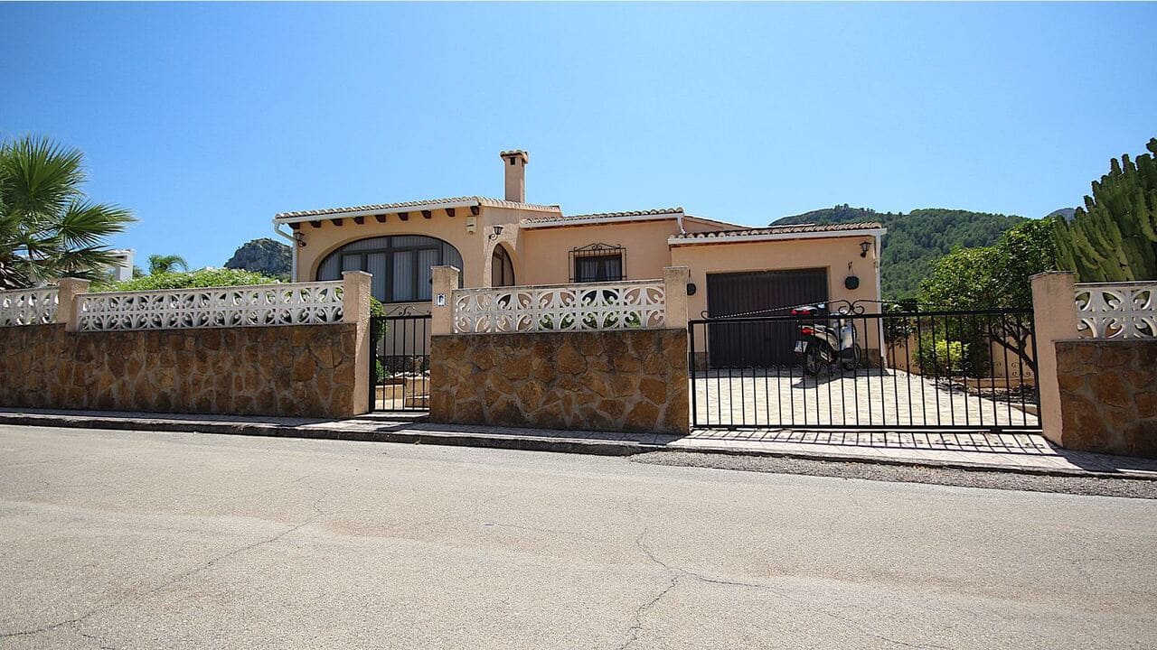 2 sovrum Villa till salu i Orba med pool garage - 375 000 € (Ref: 9340426)