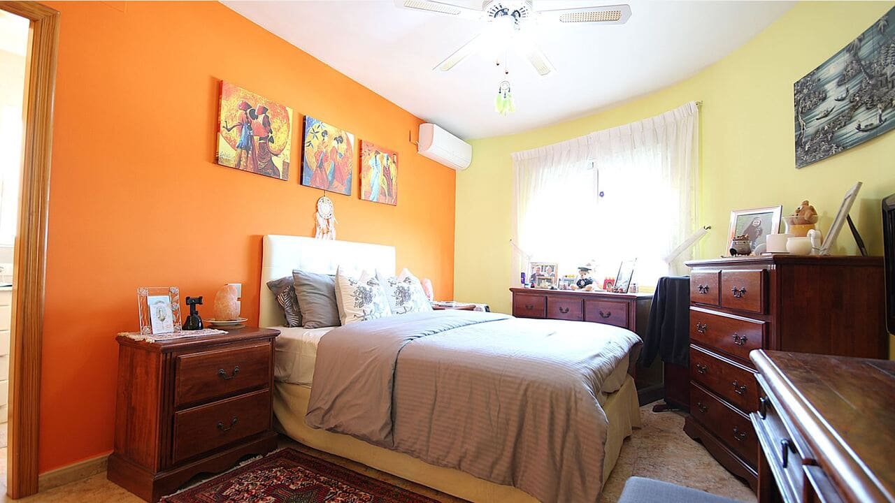 Chalet de 3 habitaciones en Orba en venta con piscina - 475.000 € (Ref: 9716679)