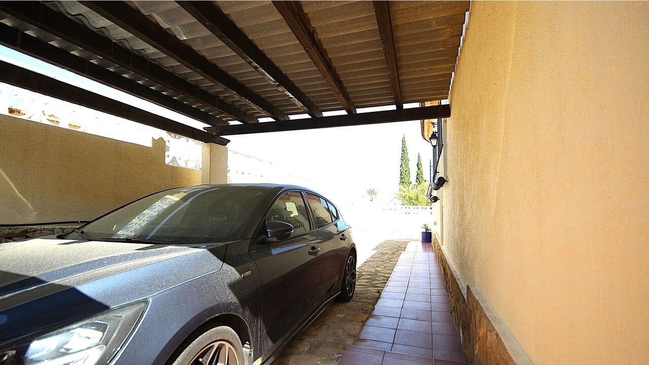 Chalet de 3 habitaciones en Orba en venta con piscina - 475.000 € (Ref: 9716679)