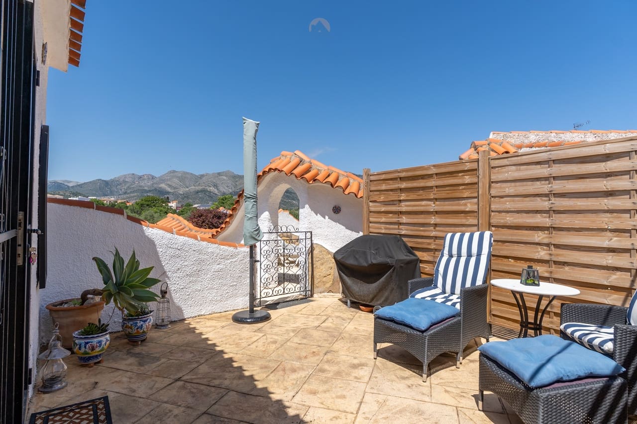 4 soveværelse Villa til salg i Orba med swimmingpool - € 515.000 (Ref: 9812466)