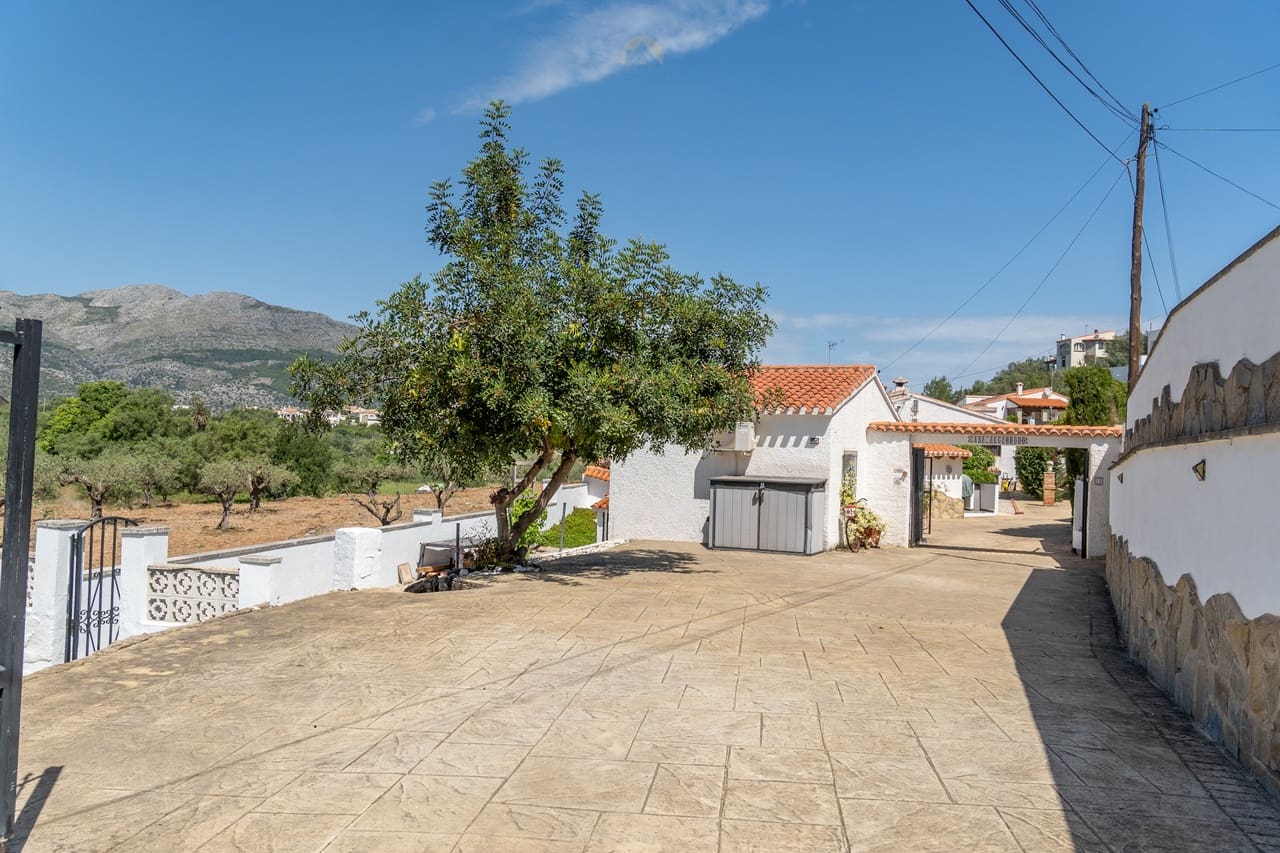 4 soveværelse Villa til salg i Orba med swimmingpool - € 515.000 (Ref: 9812466)