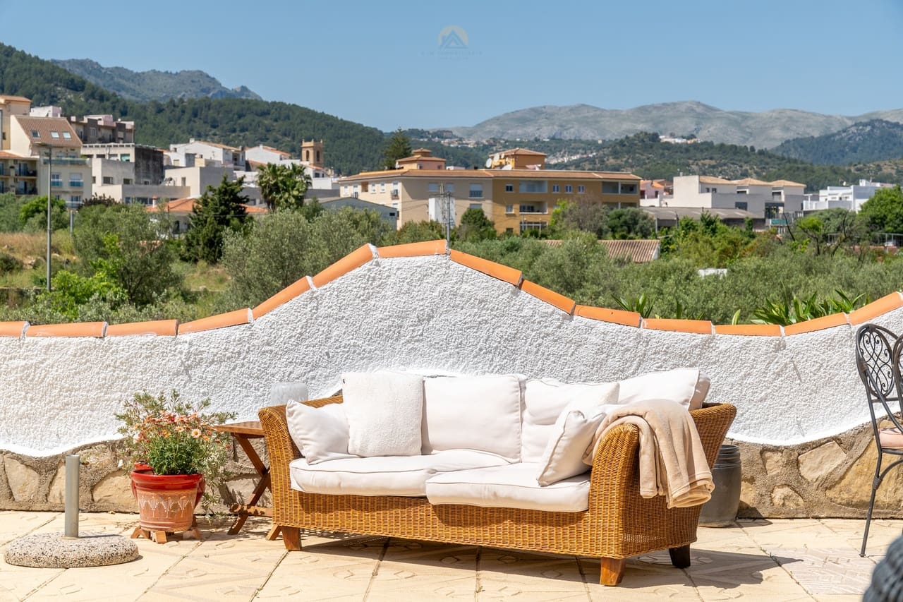 4 soveværelse Villa til salg i Orba med swimmingpool - € 515.000 (Ref: 9812466)