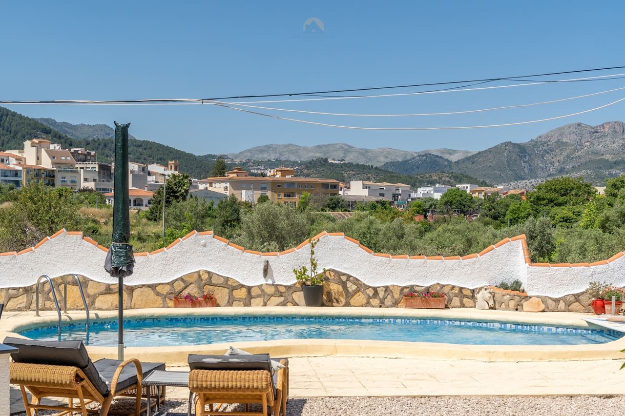 4 soveværelse Villa til salg i Orba med swimmingpool - € 515.000 (Ref: 9812466)