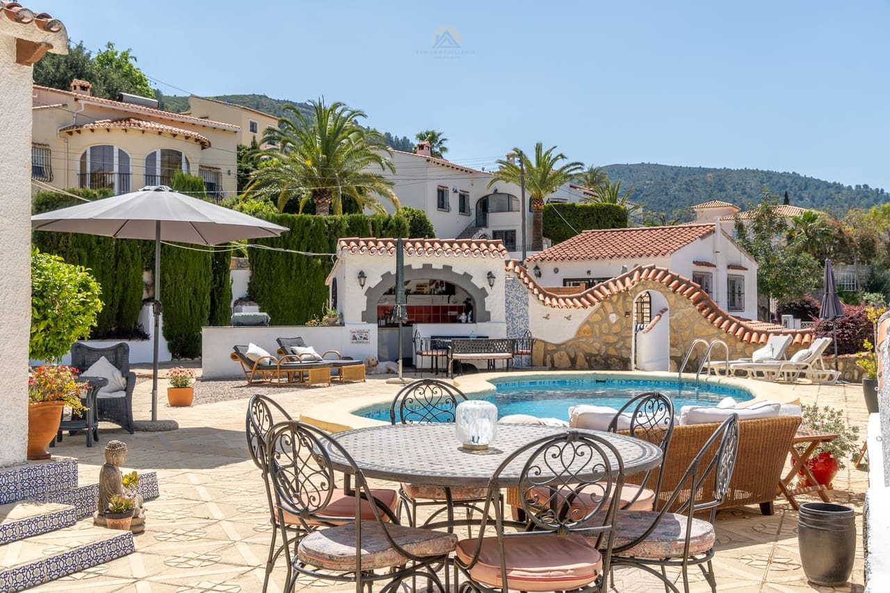 4 soveværelse Villa til salg i Orba med swimmingpool - € 515.000 (Ref: 9812466)