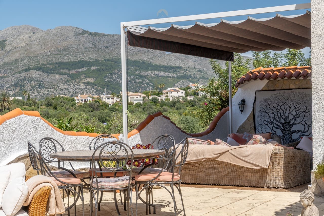 4 soveværelse Villa til salg i Orba med swimmingpool - € 515.000 (Ref: 9812466)
