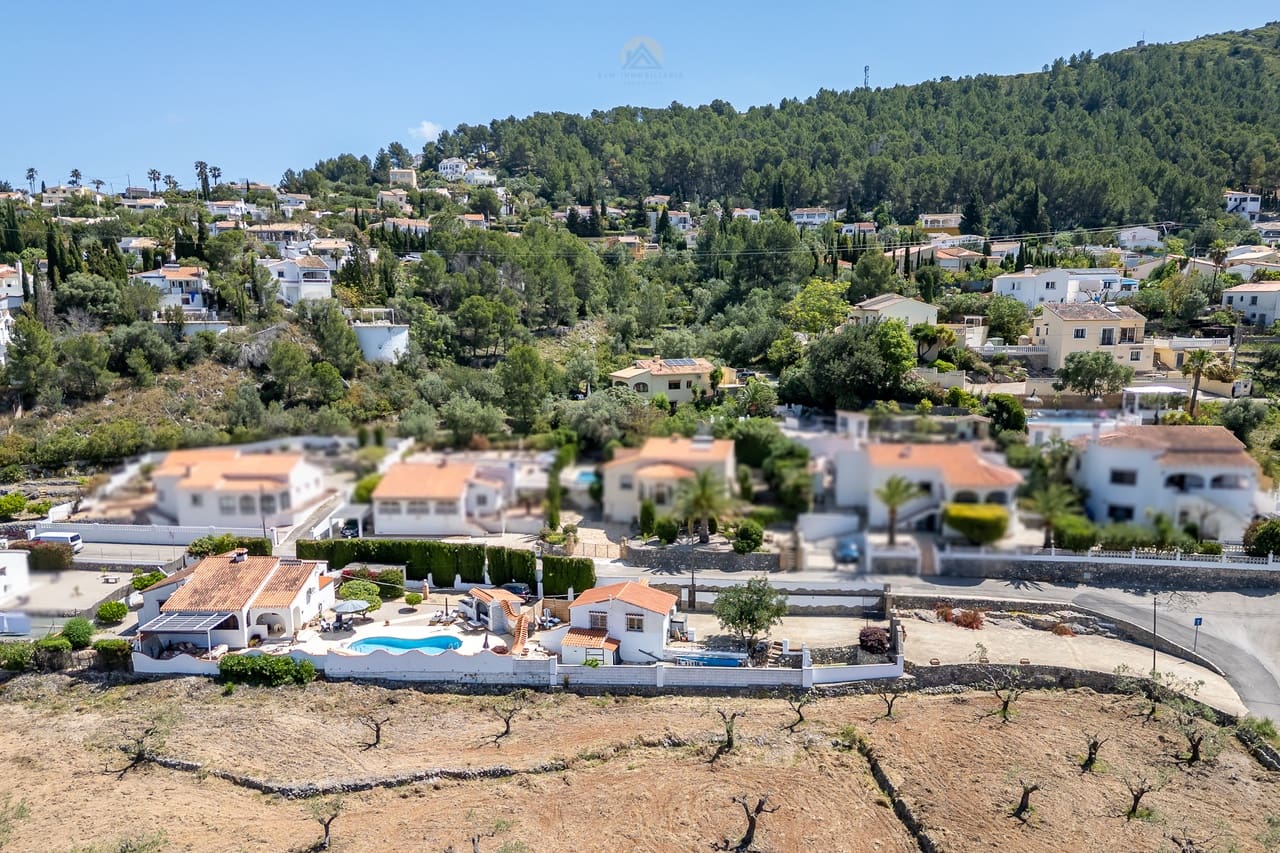 4 soveværelse Villa til salg i Orba med swimmingpool - € 515.000 (Ref: 9812466)