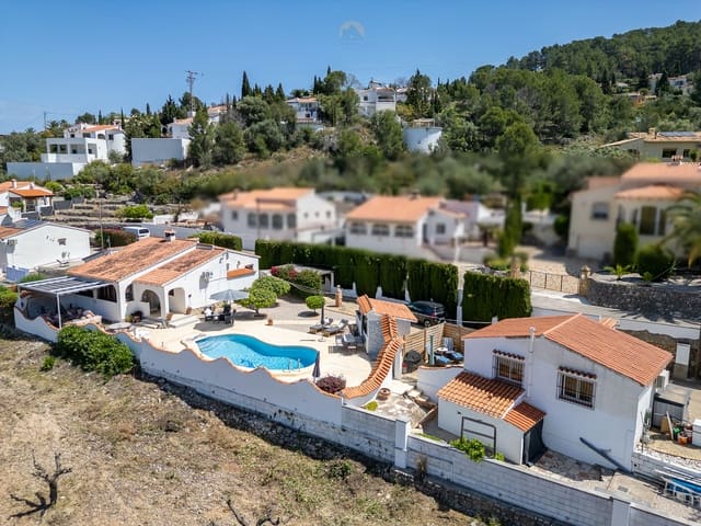 4 soveværelse Villa til salg i Orba med swimmingpool - € 515.000 (Ref: 9812466)