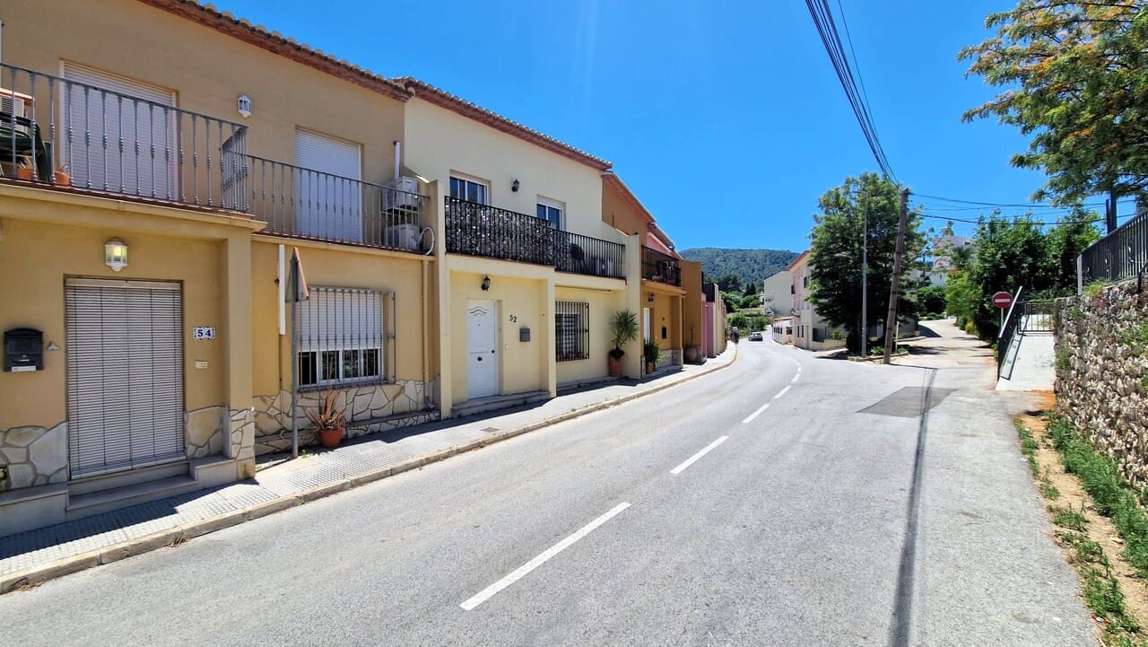 3 bedroom Townhouse for sale in Orba with garage - € 285,000 (Ref: 9861011)