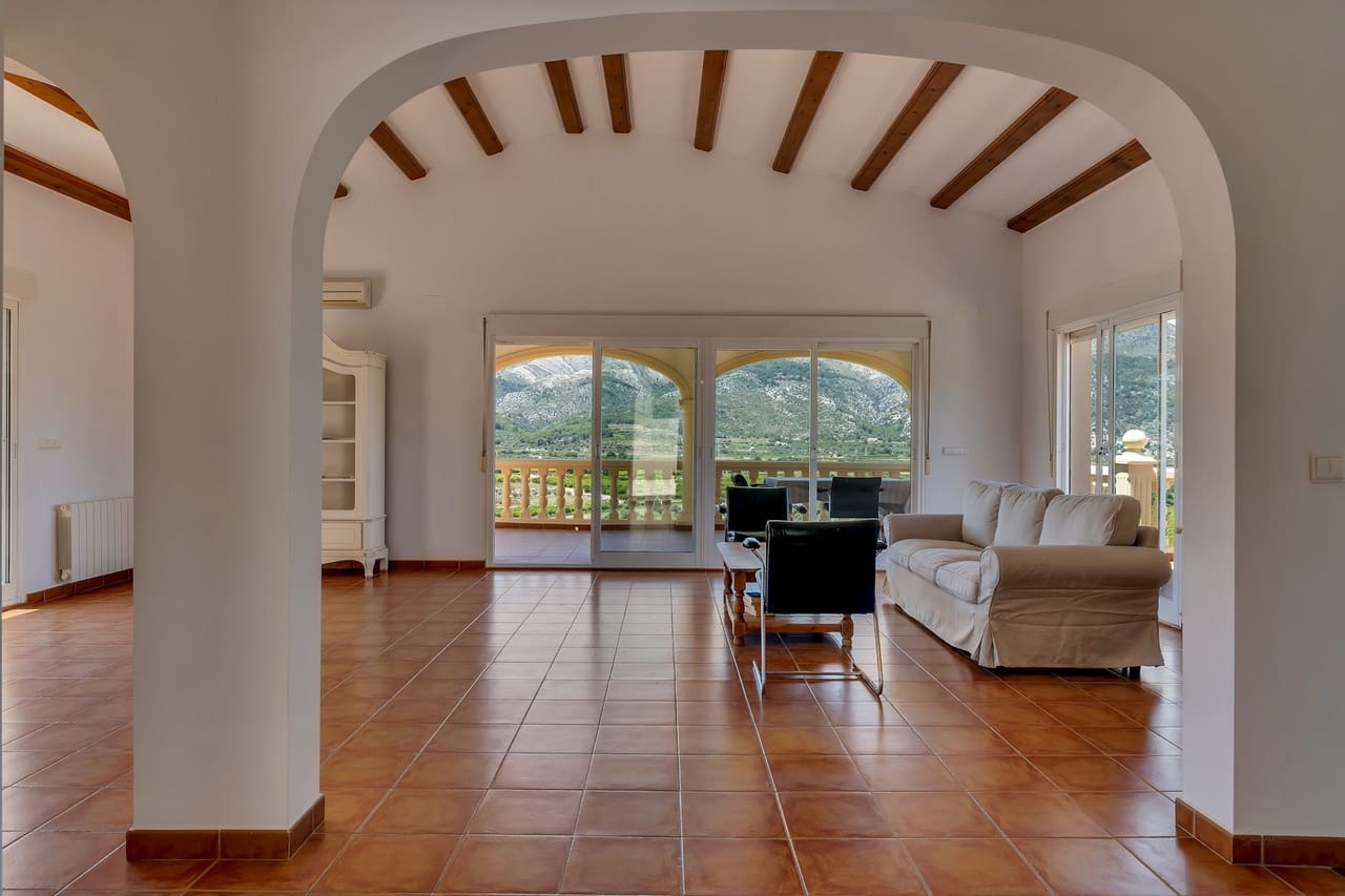 5 soveværelse Villa til salg i Orba med swimmingpool garage - € 645.000 (Ref: 9909071)