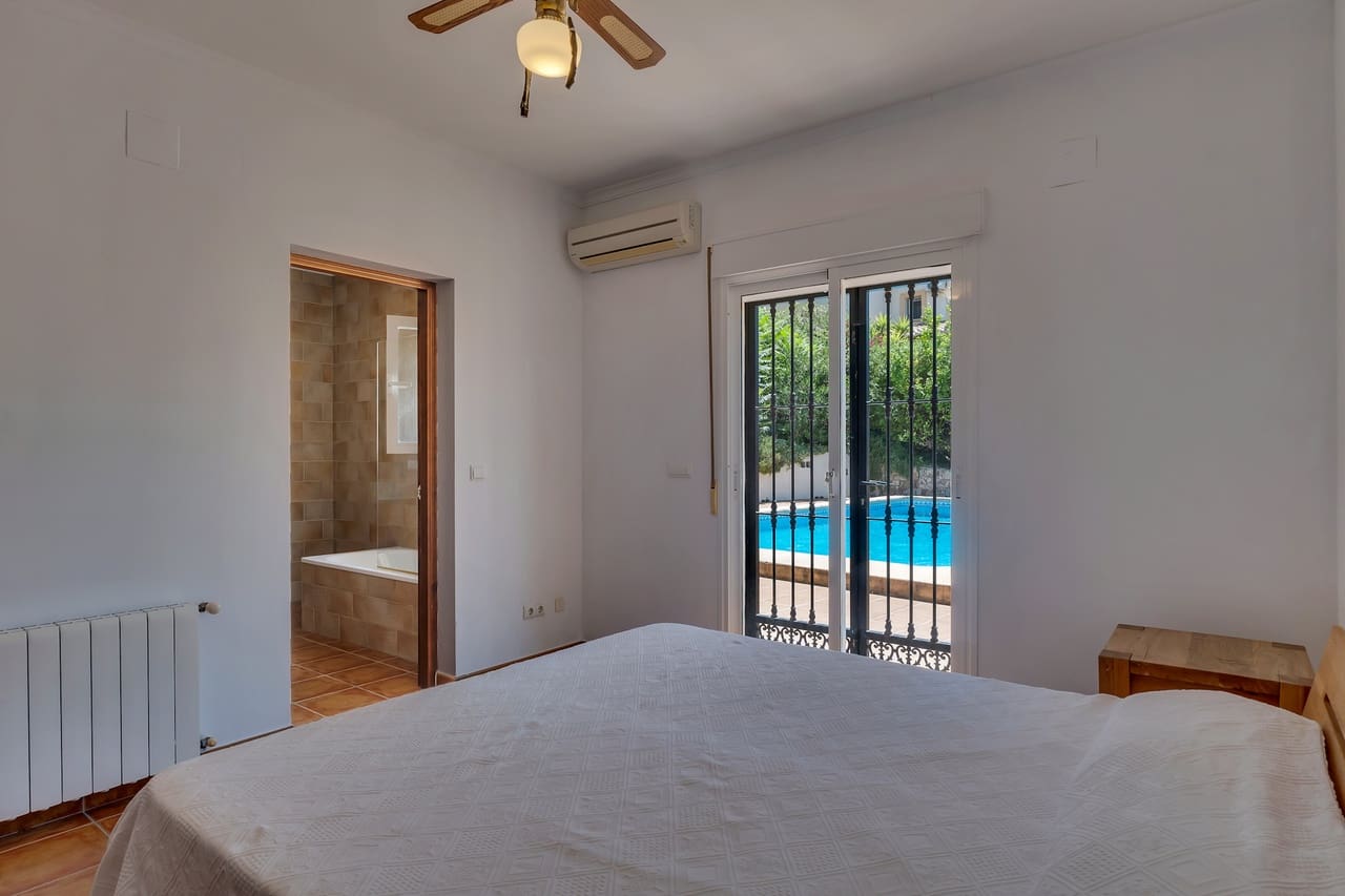 5 soveværelse Villa til salg i Orba med swimmingpool garage - € 645.000 (Ref: 9909071)