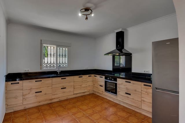5 soveværelse Villa til salg i Orba med swimmingpool garage - € 645.000 (Ref: 9909071)