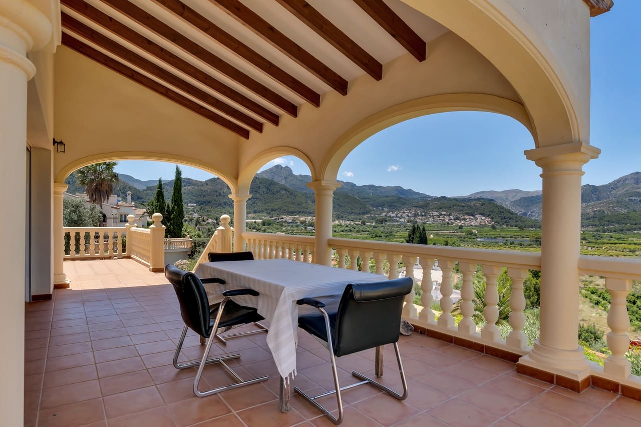 5 soveværelse Villa til salg i Orba med swimmingpool garage - € 645.000 (Ref: 9909071)