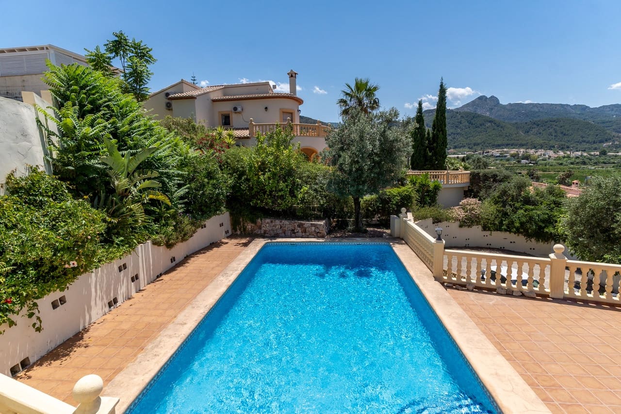 5 soveværelse Villa til salg i Orba med swimmingpool garage - € 645.000 (Ref: 9909071)