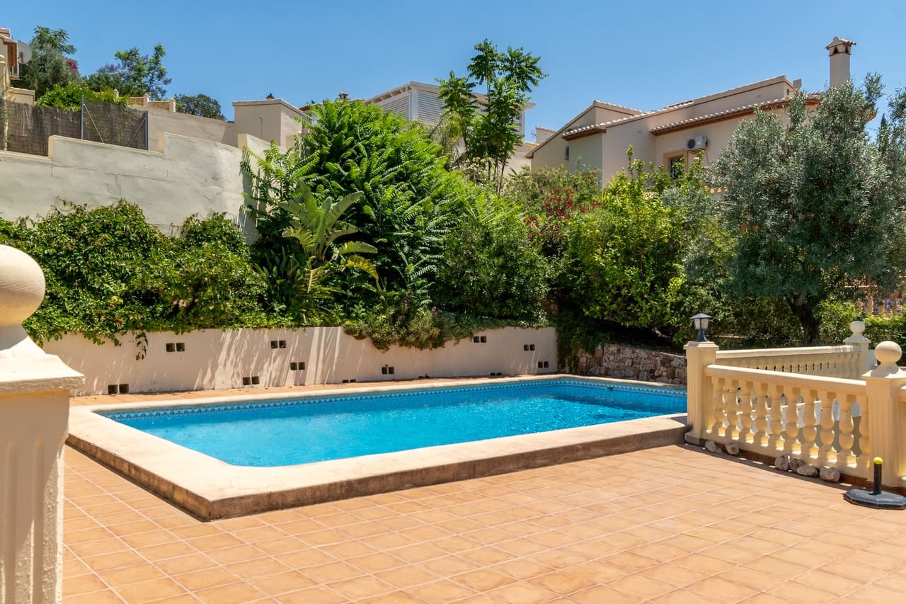 5 soveværelse Villa til salg i Orba med swimmingpool garage - € 645.000 (Ref: 9909071)