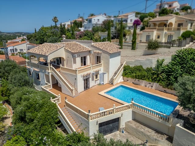 5 soveværelse Villa til salg i Orba med swimmingpool garage - € 645.000 (Ref: 9909071)