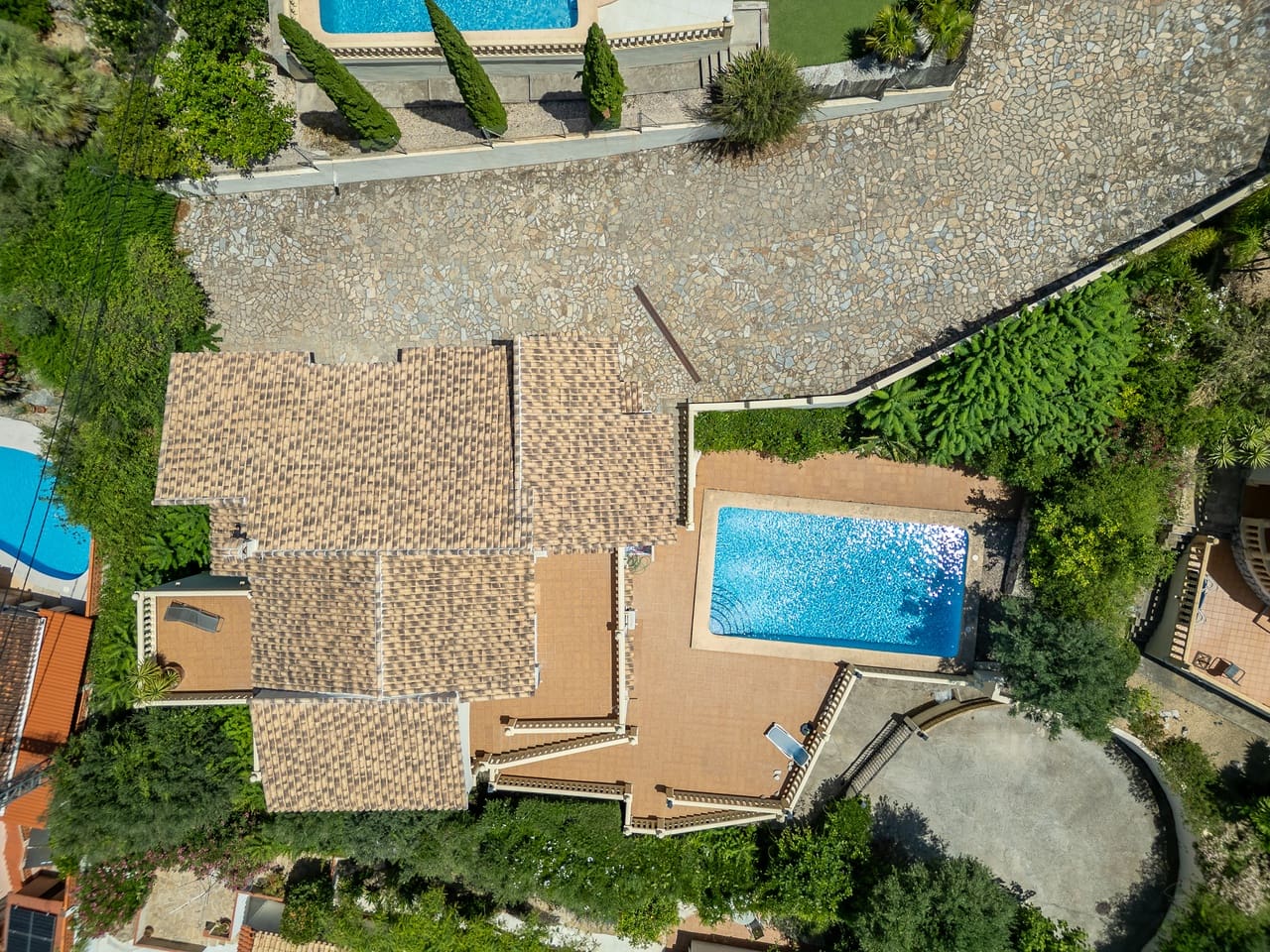 5 soveværelse Villa til salg i Orba med swimmingpool garage - € 645.000 (Ref: 9909071)