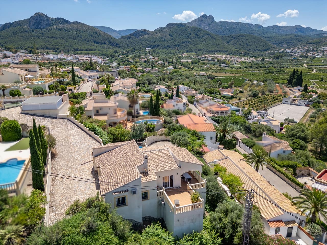5 soveværelse Villa til salg i Orba med swimmingpool garage - € 645.000 (Ref: 9909071)