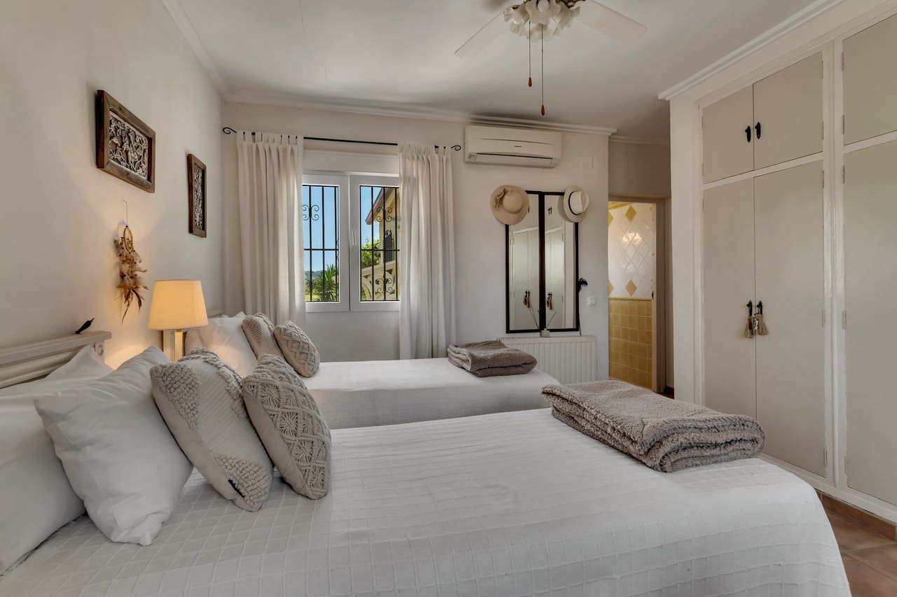 2 bedroom Villa for sale in Jalon / Xalo with pool garage - € 675,000 (Ref: 9921099)