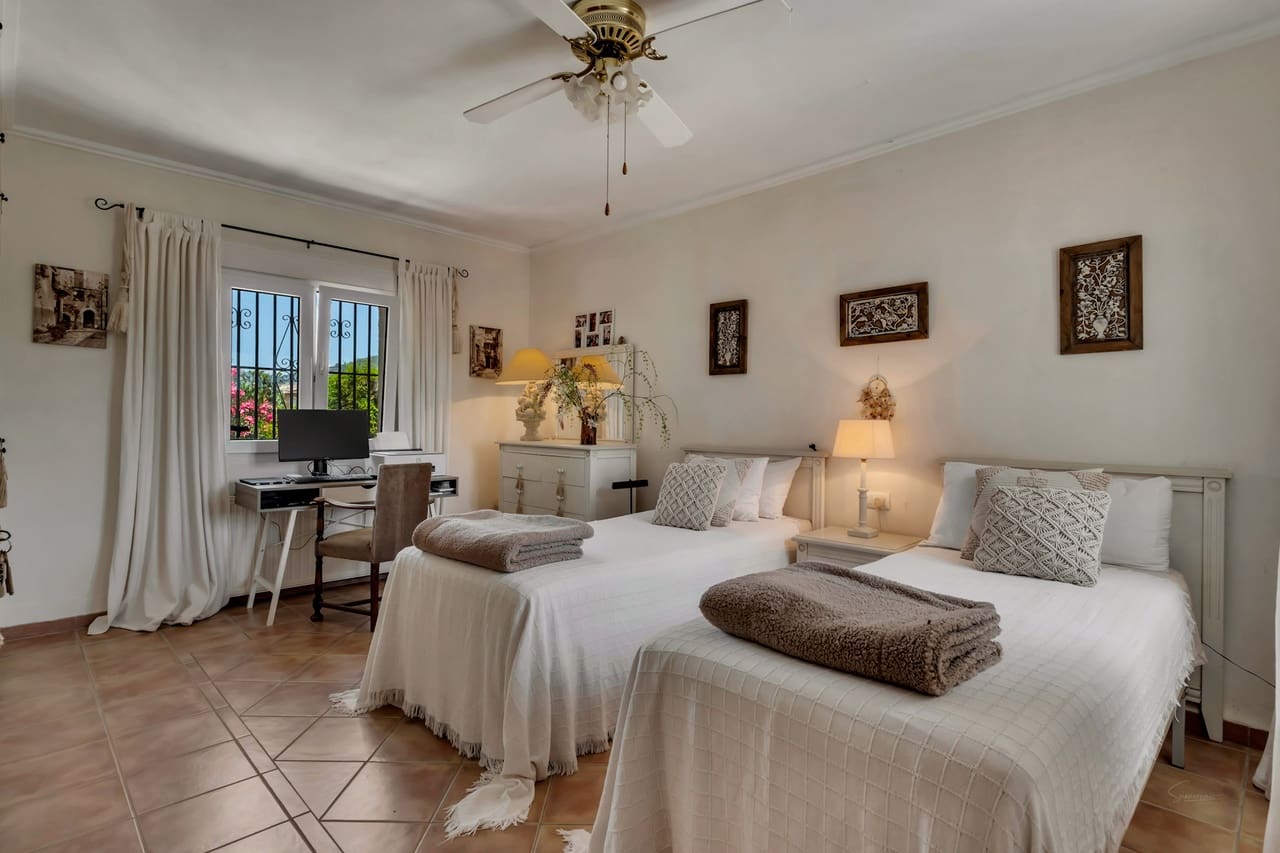 2 bedroom Villa for sale in Jalon / Xalo with pool garage - € 675,000 (Ref: 9921099)