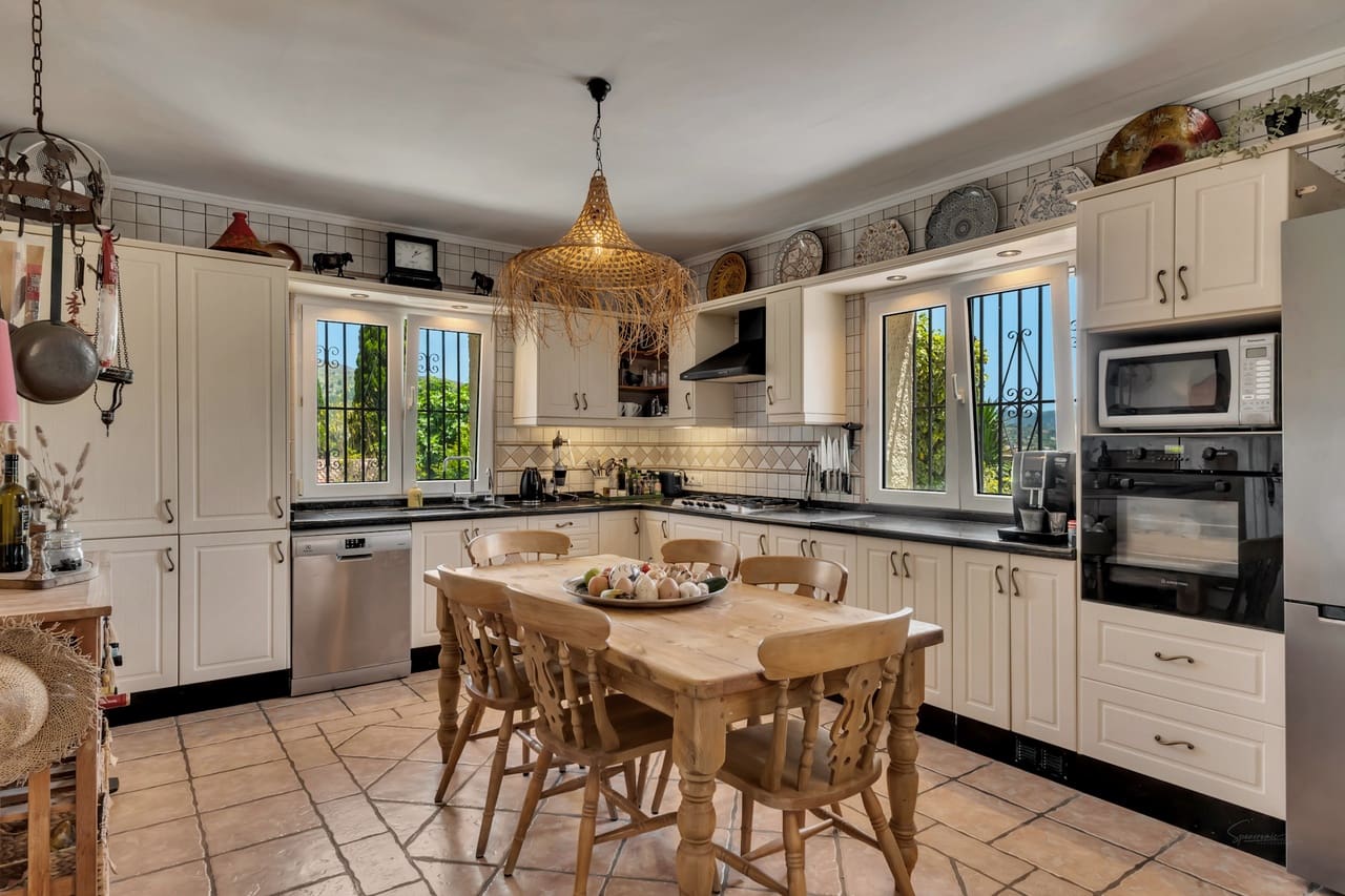 2 bedroom Villa for sale in Jalon / Xalo with pool garage - € 675,000 (Ref: 9921099)