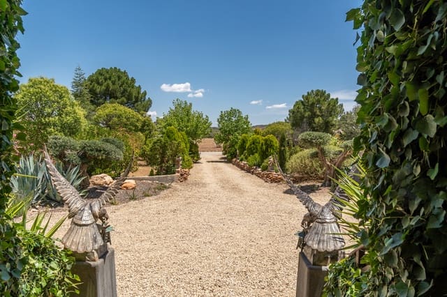4 bedroom Finca/Country House for sale in Freila with pool garage - € 1,340,000 (Ref: 9922610)