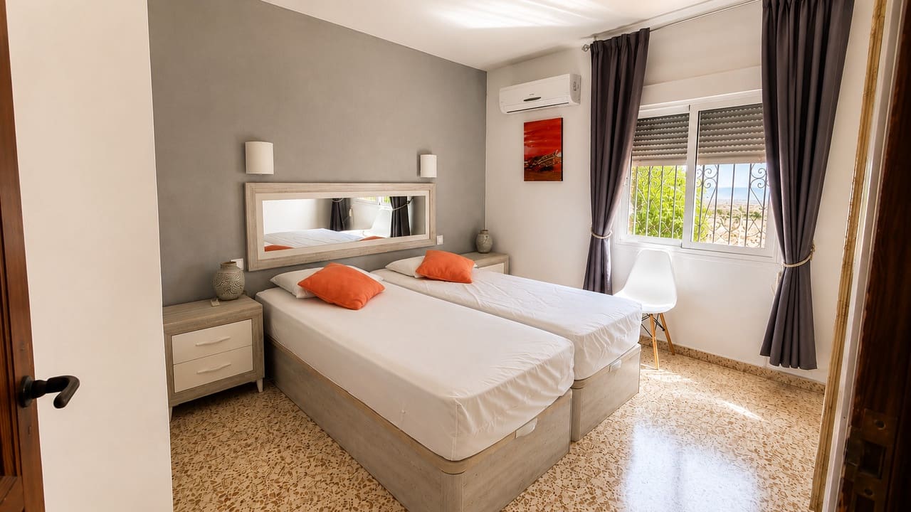 4 bedroom Villa for sale in Benidoleig with pool garage - € 425,000 (Ref: 9981486)