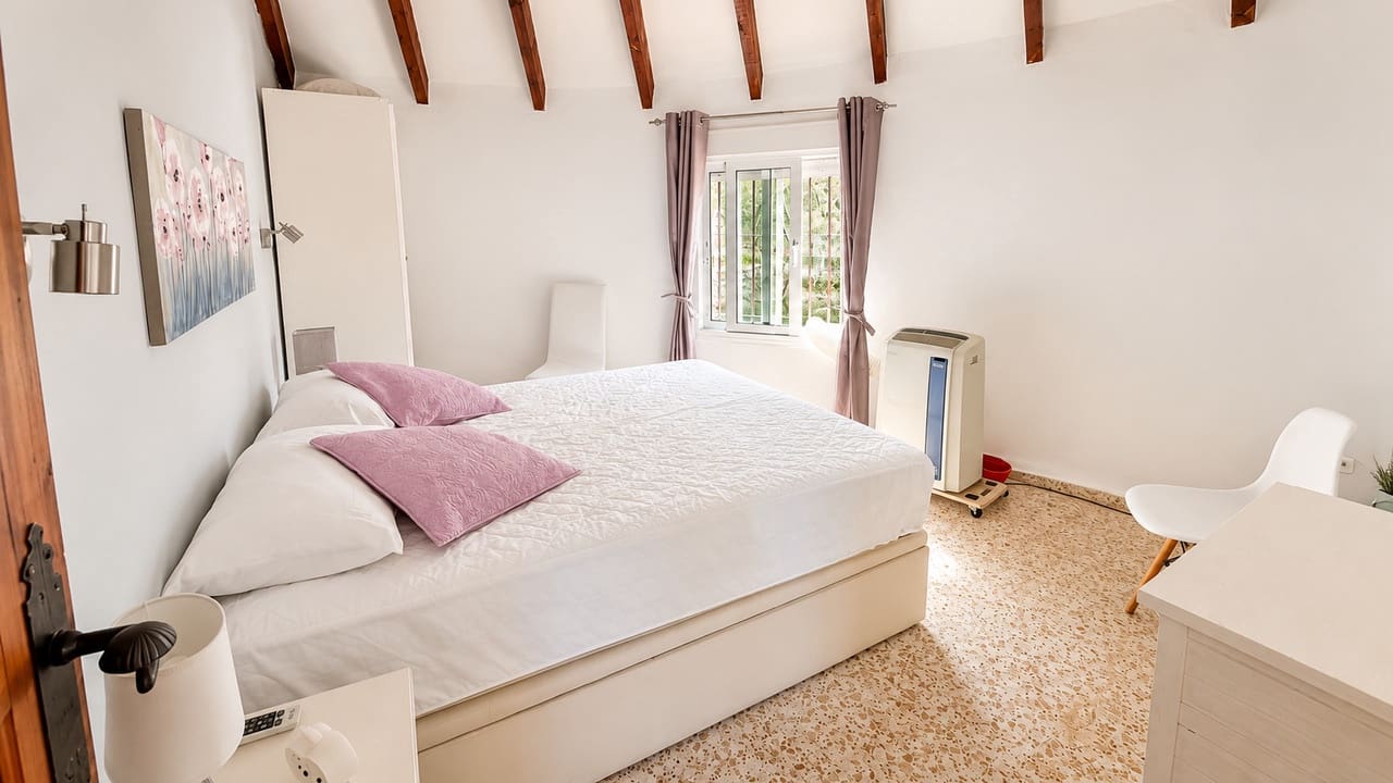 4 bedroom Villa for sale in Benidoleig with pool garage - € 425,000 (Ref: 9981486)