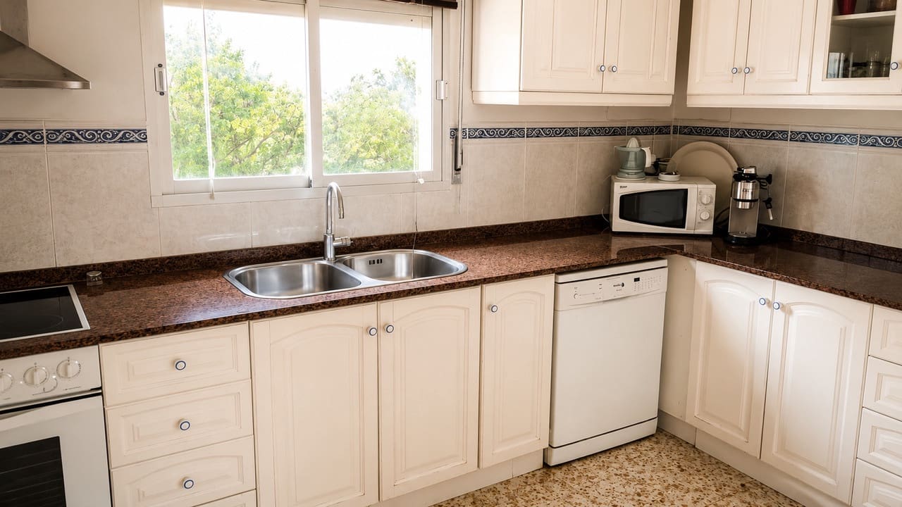4 bedroom Villa for sale in Benidoleig with pool garage - € 425,000 (Ref: 9981486)