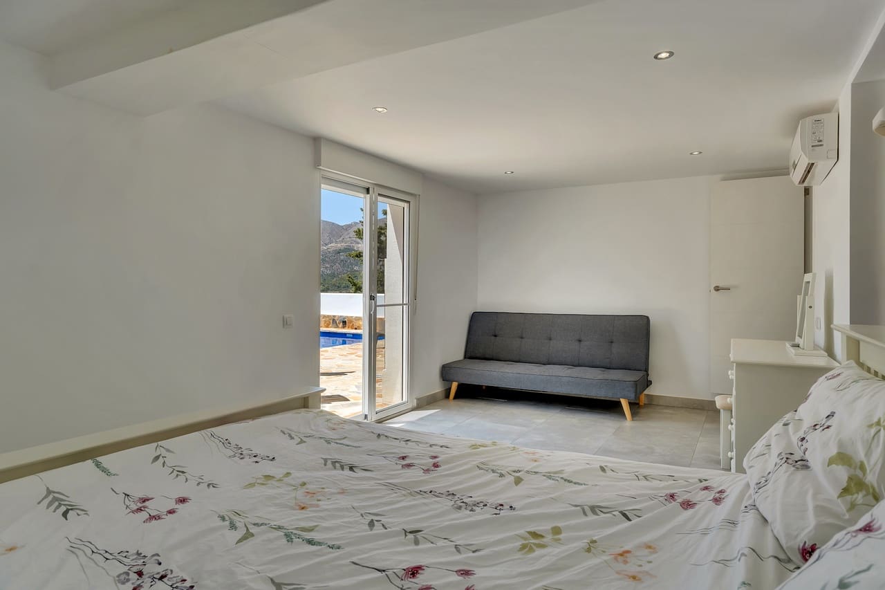 3 Zimmer Villa zu verkaufen in Orba mit Pool - 475.000 € (Ref: 9997523)