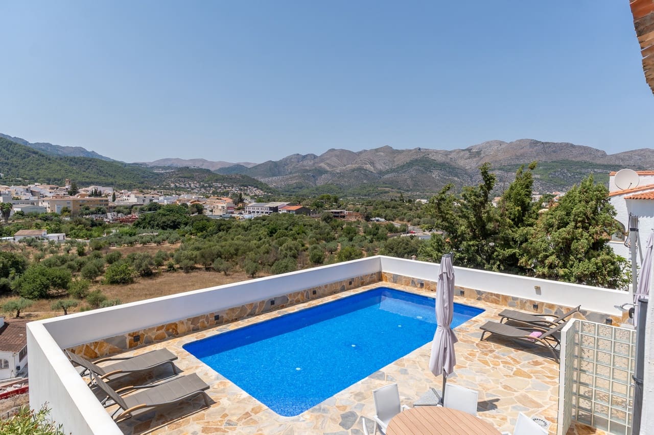 3 Zimmer Villa zu verkaufen in Orba mit Pool - 475.000 € (Ref: 9997523)