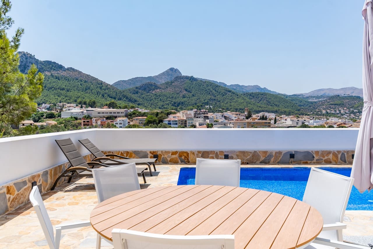 3 Zimmer Villa zu verkaufen in Orba mit Pool - 475.000 € (Ref: 9997523)