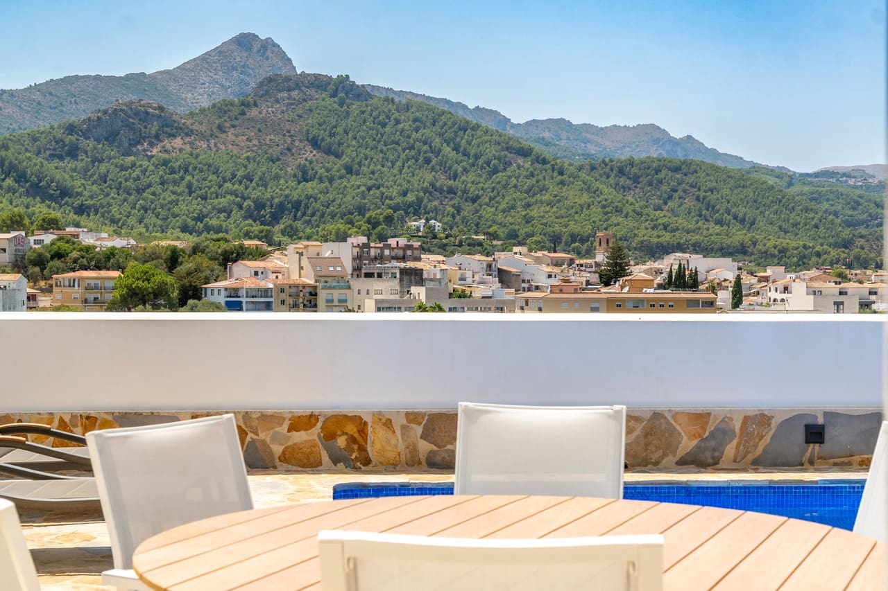 3 Zimmer Villa zu verkaufen in Orba mit Pool - 475.000 € (Ref: 9997523)