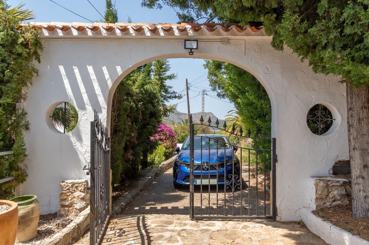 3 Zimmer Villa zu verkaufen in Orba mit Pool - 475.000 € (Ref: 9997523)