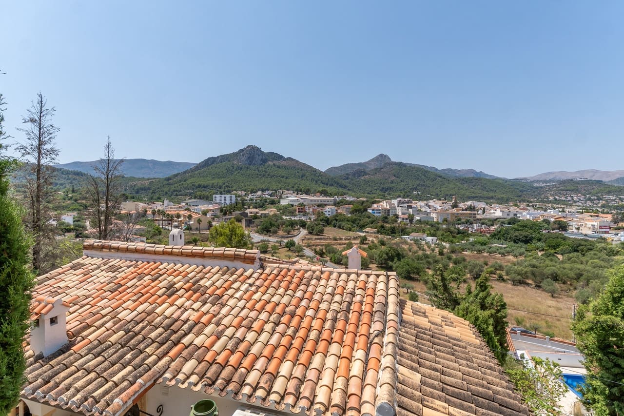 3 Zimmer Villa zu verkaufen in Orba mit Pool - 475.000 € (Ref: 9997523)