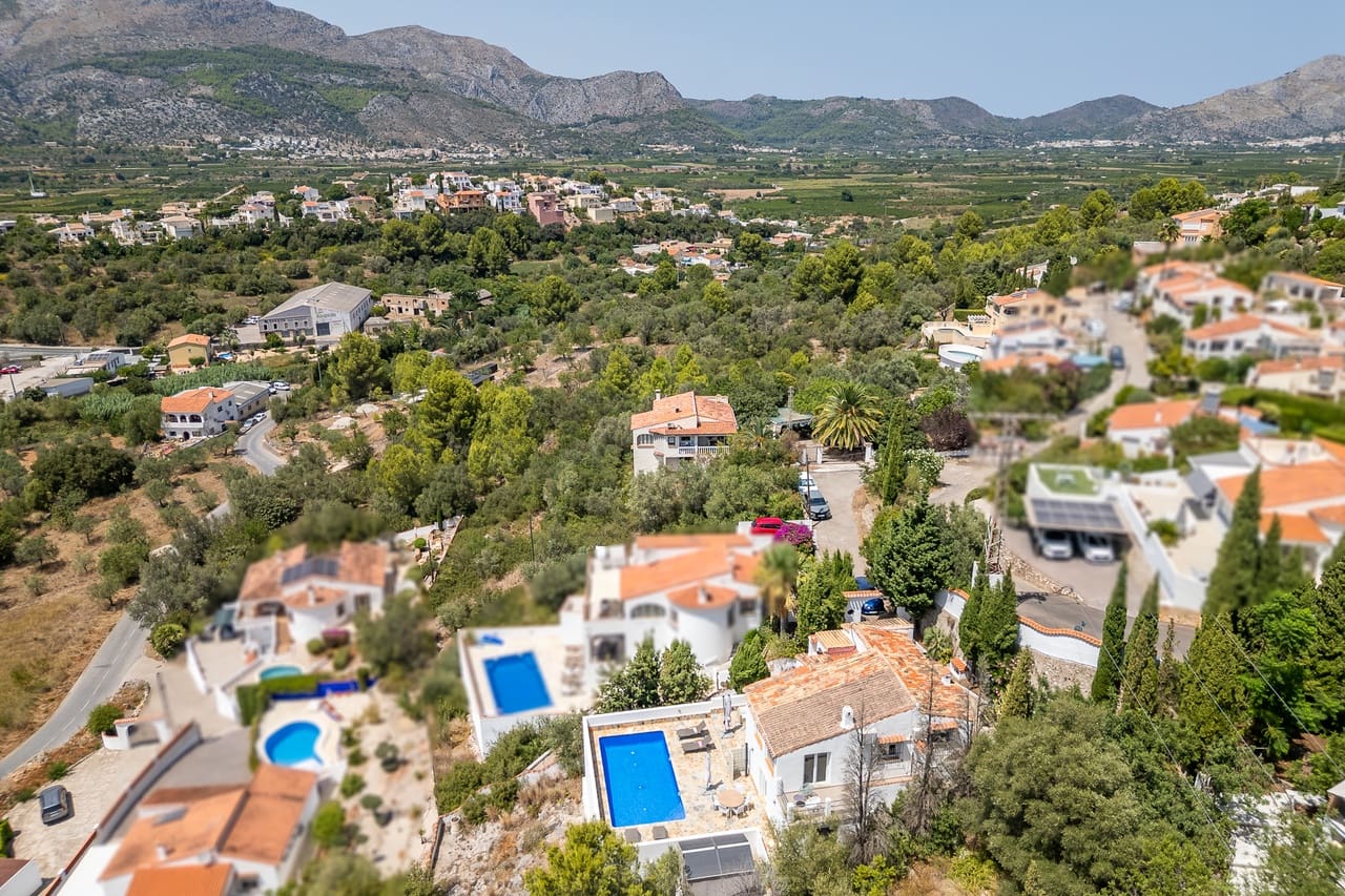 3 Zimmer Villa zu verkaufen in Orba mit Pool - 475.000 € (Ref: 9997523)